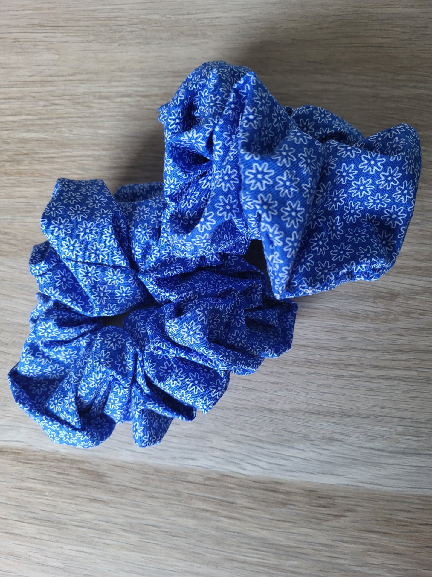 Chouchou bleu à fleur