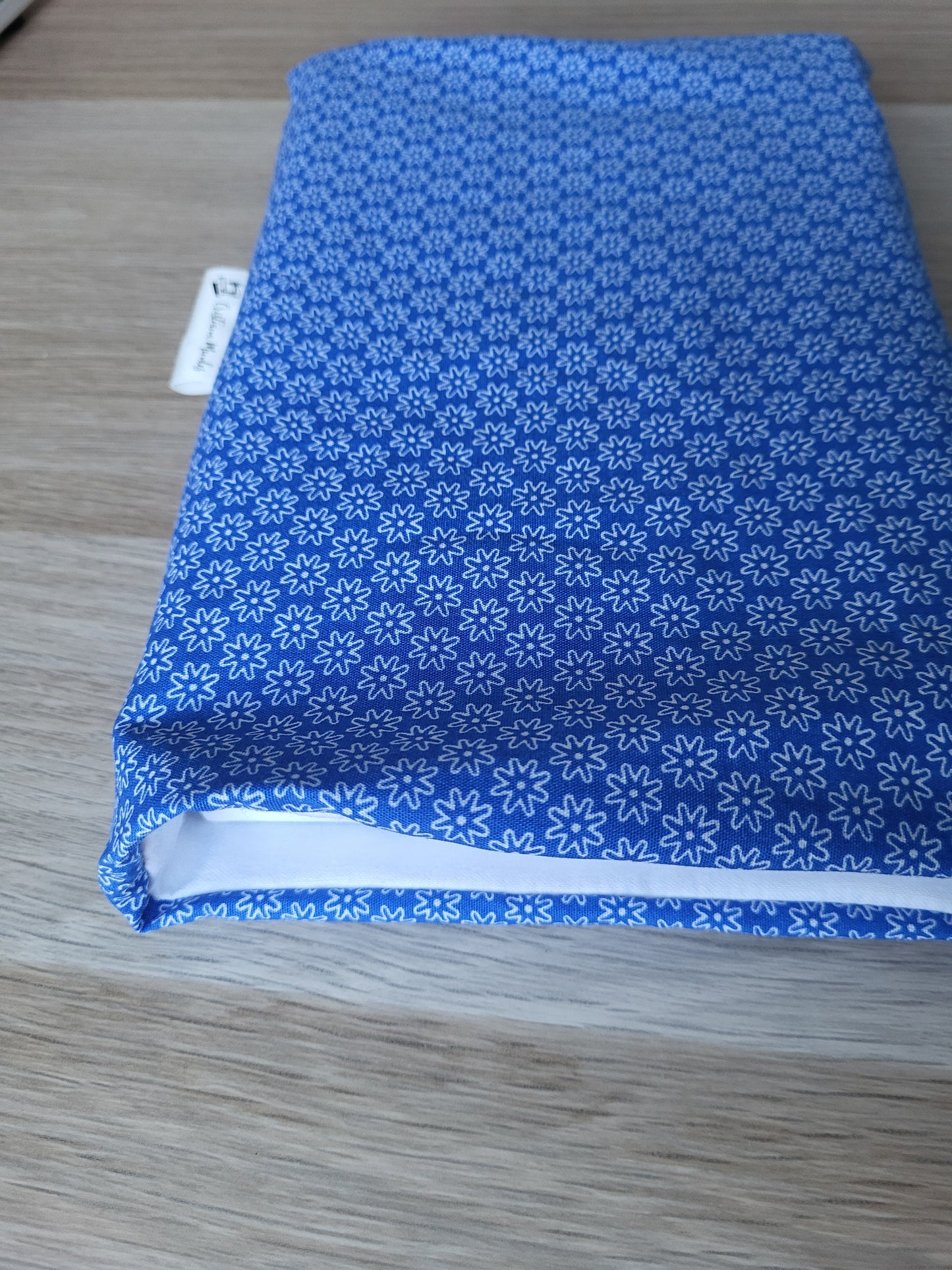 Housse bleu à fleur blanche