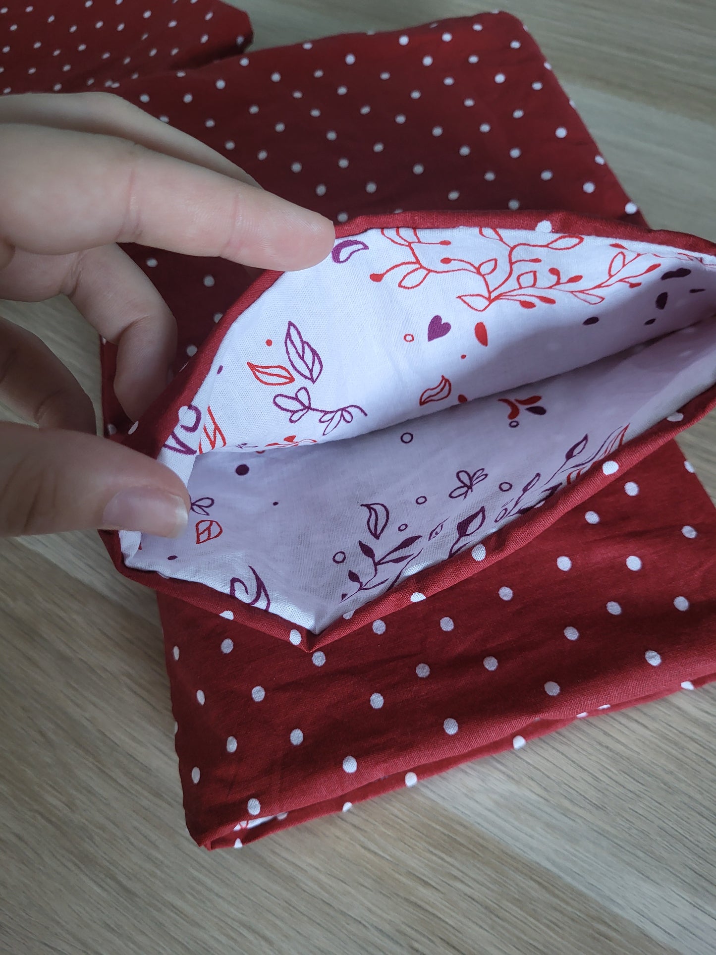 Housse de livre rouge à point blanc